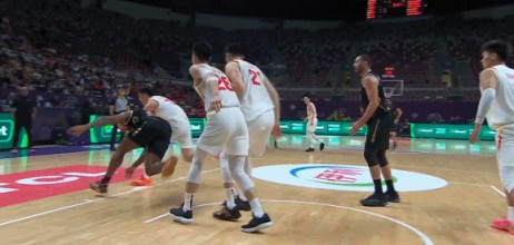 约旦37岁老将塔克绊倒朱俊龙 吃到违体犯规 小朱罚球为中国队破荒