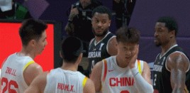 看着都疼！赵睿防守时被对手肘击面部 随后被换下场休息