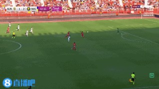 超远吊射空门！胜利门将超巨失误传球给对手，阿尔梅里亚2-2扳平